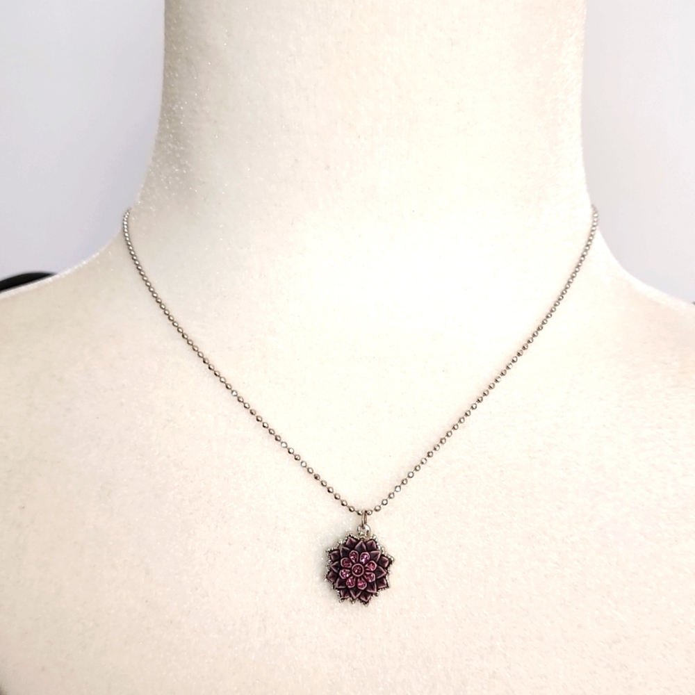 Silver Tone Pendant Necklace